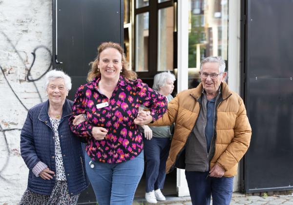 Kris begeleidt de bewoners van het WZC